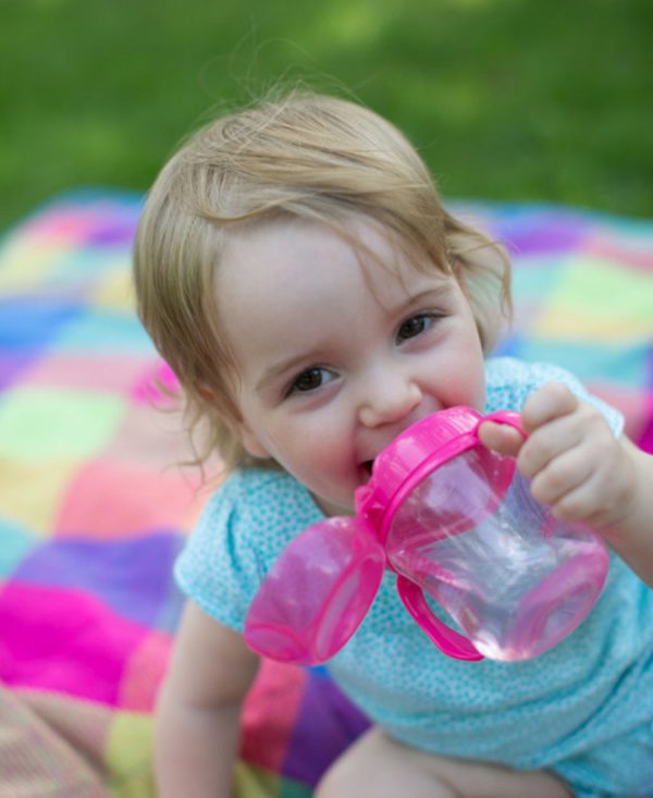 toddler drinking from Transitioncup